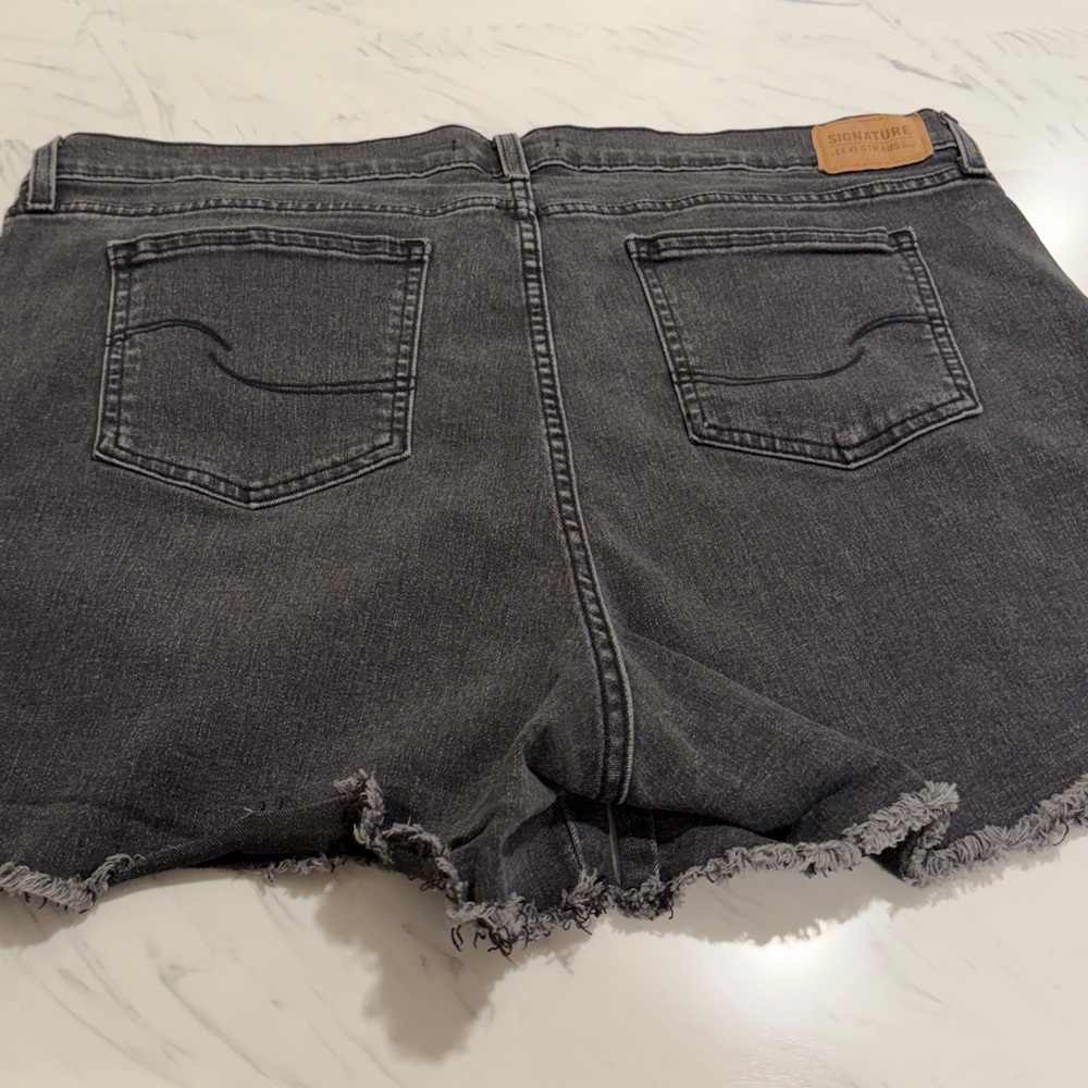 Levi’s black Heritage high rise jean shorts  size 20. 35 waist  Great condition! - Picture 6 of 7